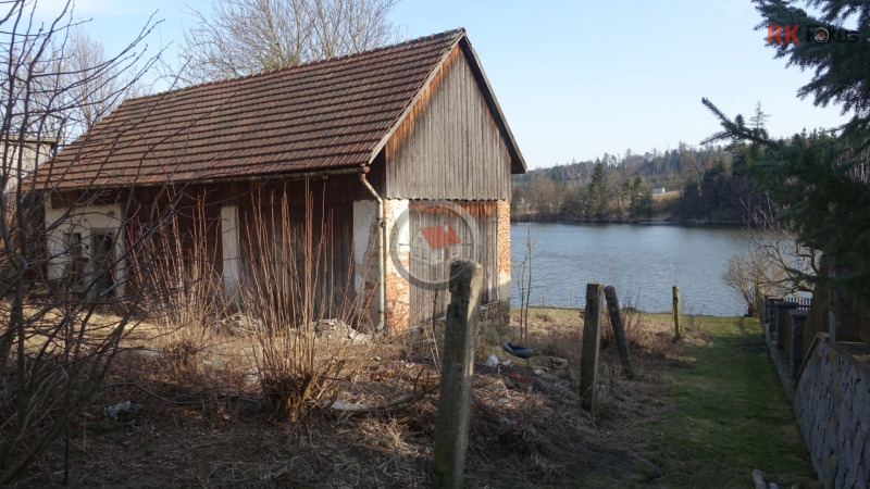 Dům u rybníka se zahradou a stodolou – ideální k rekonstrukci i jako chalupa
