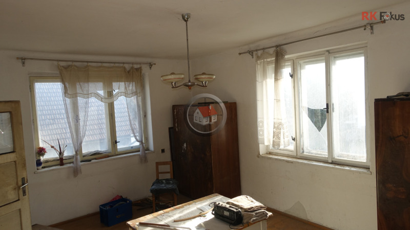 Dům u rybníka se zahradou a stodolou – ideální k rekonstrukci i jako chalupa