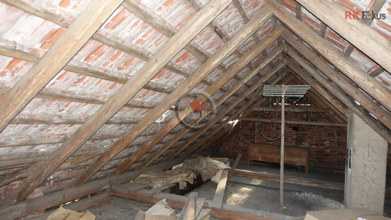 Dům u rybníka se zahradou a stodolou – ideální k rekonstrukci i jako chalupa