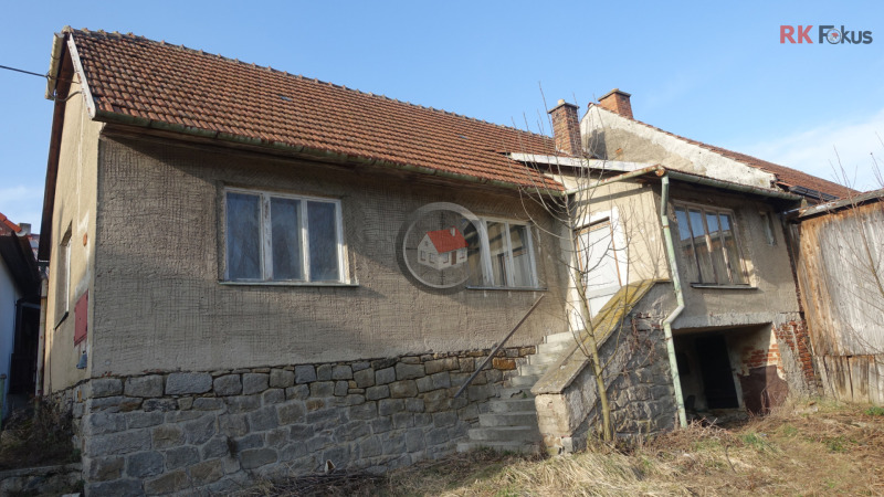 Dům u rybníka se zahradou a stodolou – ideální k rekonstrukci i jako chalupa