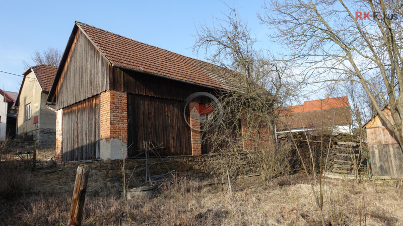 Dům u rybníka se zahradou a stodolou – ideální k rekonstrukci i jako chalupa