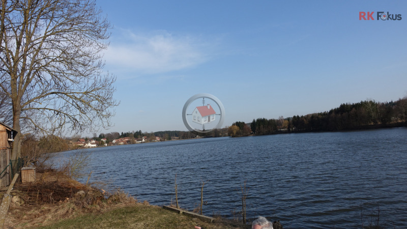 Dům u rybníka se zahradou a stodolou – ideální k rekonstrukci i jako chalupa